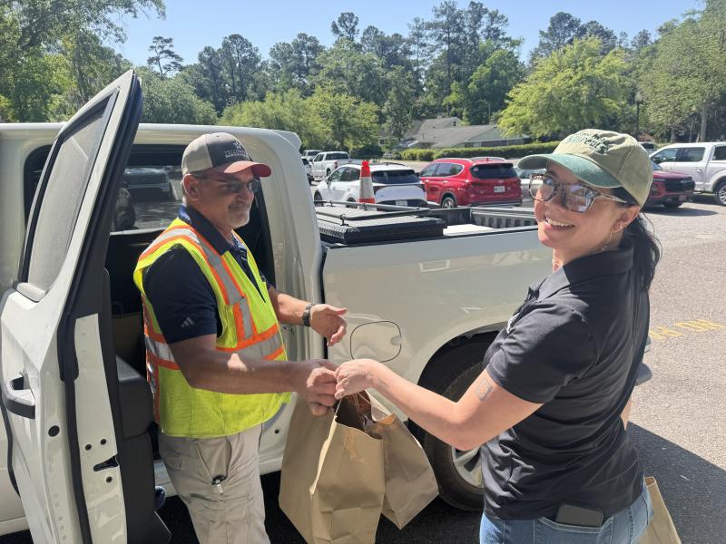 two volunteers loading meals into their car